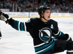 George Kittle e 49ers estimulam Sharks antes da vitória sobre Calgary Flames George Kittle (85), do San Francisco 49ers, tira uma foto do mascote do San Jose Sharks, SJ Sharkie, junto com seus companheiros de equipe do 49ers durante o jogo dos Sharks contra o Calgary Flames no segundo período no SAP Center em San Jose, Califórnia, na terça-feira, 16 de dezembro de 2025. (Nhat V. Meyer/Bay Area News Group)