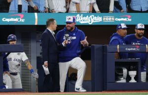 Gerente do Blue Jays dá um leve golpe no locutor dos Dodgers, Joe Davis John Schneider