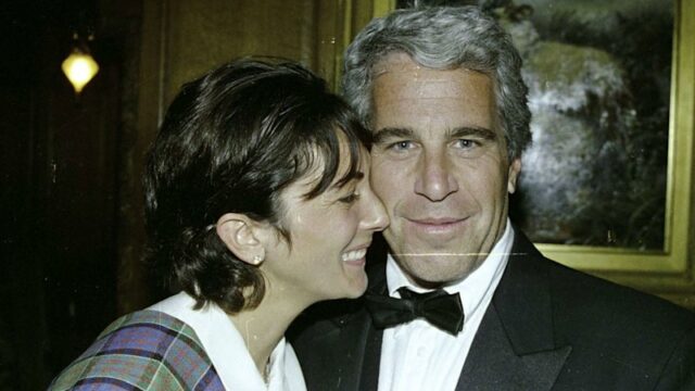 A socialite britânica Ghislaine Maxwell com o ex-namorado Jeffrey Epstein.