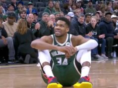 Giannis Antetokounmpo sai com distensão na panturrilha e preocupa o Bucks O jogador de basquete Giannis Antetokounmpo sentado na quadra durante um jogo.