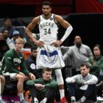 Giannis Antetokounmpo em uniforme branco com