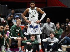 Giannis Antetokounmpo se reúne com companheiros de equipe do Bucks para esclarecer rumores comerciais Giannis Antetokounmpo em uniforme branco com