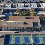 O vídeo da transmissão ao vivo postado online mostra pessoas fantasiadas usando a academia, com o mascote corvo da escola visível em uma parede ao fundo. (PaymoneyWubby, Fansly)