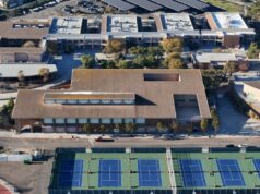 Ginásio de escola secundária da Califórnia alugado para game show ‘altamente inapropriado’ de 24 horas O vídeo da transmissão ao vivo postado online mostra pessoas fantasiadas usando a academia, com o mascote corvo da escola visível em uma parede ao fundo. (PaymoneyWubby, Fansly)