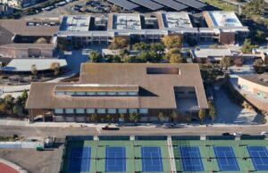 Ginásio de escola secundária da Califórnia alugado para game show ‘altamente inapropriado’ de 24 horas O vídeo da transmissão ao vivo postado online mostra pessoas fantasiadas usando a academia, com o mascote corvo da escola visível em uma parede ao fundo. (PaymoneyWubby, Fansly)