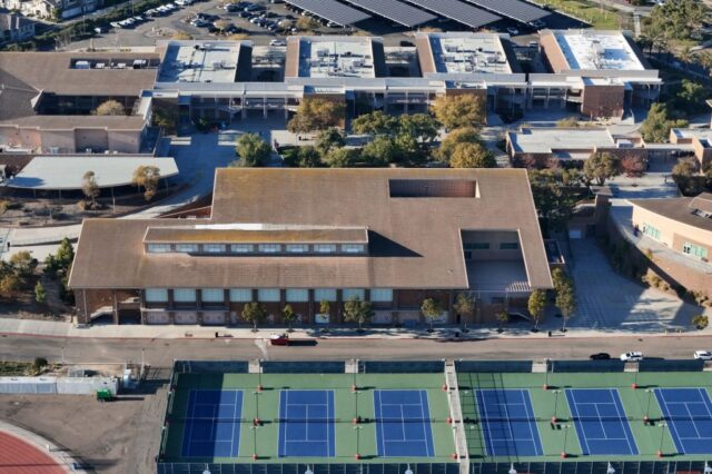 Ginásio de escola secundária da Califórnia alugado para game show O vídeo da transmissão ao vivo postado online mostra pessoas fantasiadas usando a academia, com o mascote corvo da escola visível em uma parede ao fundo. (PaymoneyWubby, Fansly)