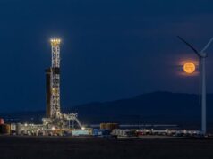 Google investe na rodada de US$ 462 milhões da Fervo para desbloquear ainda mais energia geotérmica Fervo's drilling rig lit up at night with the moon rising in the background.