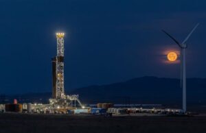 Google investe na rodada de US$ 462 milhões da Fervo para desbloquear ainda mais energia geotérmica Fervo's drilling rig lit up at night with the moon rising in the background.