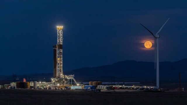 Google investe na rodada de US$ 462 milhões da Fervo Fervo's drilling rig lit up at night with the moon rising in the background.