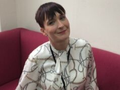 Governador na prisão com a única ala trans da Grã-Bretanha está sob pressão por permitir que dois funcionários realizassem um chá de bebê na prisão para seu filho amoroso ‘depois de terem um caso no trabalho’ Inspetores chocados da prisão feminina ouviram o que estava acontecendo e contaram à governadora da prisão, Amy Dixon (foto), por temerem que pudesse haver risco de chantagem