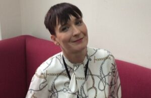 Governador na prisão com a única ala trans da Grã-Bretanha está sob pressão por permitir que dois funcionários realizassem um chá de bebê na prisão para seu filho amoroso ‘depois de terem um caso no trabalho’ Inspetores chocados da prisão feminina ouviram o que estava acontecendo e contaram à governadora da prisão, Amy Dixon (foto), por temerem que pudesse haver risco de chantagem