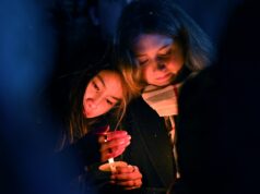 Governo Trump suspende loteria de vistos ligada a suspeito da Universidade Brown Imagens de vigilância do suspeito da Universidade Brown, com uma mala