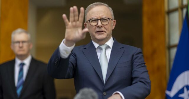 Governo albanês anuncia esquema obrigatório de recompra de armas de Governo albanês anuncia esquema obrigatório de recompra de armas de fogo em todo o país