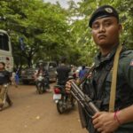 Os militares tailandeses disparam artilharia contra o Camboja, terça-feira, 16 de dezembro de 2025, na província de Surin, Tailândia.