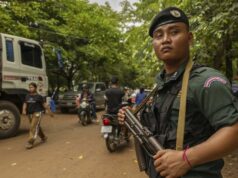 Governo aumenta nível de ameaça a destino turístico popular Os militares tailandeses disparam artilharia contra o Camboja, terça-feira, 16 de dezembro de 2025, na província de Surin, Tailândia.