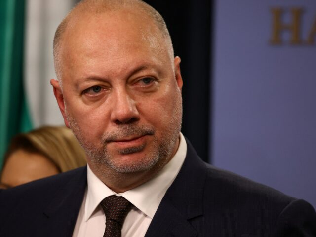 Governo búlgaro demite-se após protestos em massa
