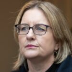 A Premier Jacinta Allan fazendo um anúncio sobre empreendimentos habitacionais em subúrbios mais ricos.