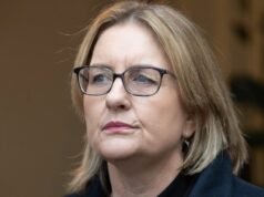 Governo de Victoria cortará 1.000 empregos em brutal missão de corte de custos de US$ 4 bilhões A Premier Jacinta Allan fazendo um anúncio sobre empreendimentos habitacionais em subúrbios mais ricos.