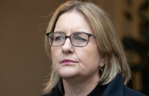 Governo de Victoria cortará 1.000 empregos em brutal missão de corte de custos de US$ 4 bilhões A Premier Jacinta Allan fazendo um anúncio sobre empreendimentos habitacionais em subúrbios mais ricos.