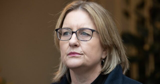 A Premier Jacinta Allan fazendo um anúncio sobre empreendimentos habitacionais em subúrbios mais ricos.