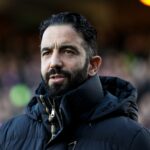 Matthijs de Ligt, Senne Lammens e Diogo Dalot aplaudem os torcedores após a partida da Premier League entre Crystal Palace e Manchester United no Selhurst Park em 2025, em Londres, Inglaterra.