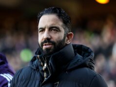 ‘Grande diferença’… Alan Shearer sabe ‘exatamente o que aconteceu’ entre Ruben Amorim e todos os jogadores do Man Utd na vitória por 2-1 Matthijs de Ligt, Senne Lammens e Diogo Dalot aplaudem os torcedores após a partida da Premier League entre Crystal Palace e Manchester United no Selhurst Park em 2025, em Londres, Inglaterra.