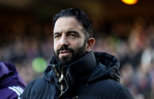 ‘Grande diferença’… Alan Shearer sabe ‘exatamente o que aconteceu’ entre Ruben Amorim e todos os jogadores do Man Utd na vitória por 2-1 Matthijs de Ligt, Senne Lammens e Diogo Dalot aplaudem os torcedores após a partida da Premier League entre Crystal Palace e Manchester United no Selhurst Park em 2025, em Londres, Inglaterra.