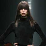 Modelo na passarela do desfile Versace Fall RTW 2025 como parte da Milan Fashion Week.