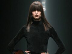 Grande mudança na moda quando Prada compra Versace por US$ 2,2 bilhões Modelo na passarela do desfile Versace Fall RTW 2025 como parte da Milan Fashion Week.