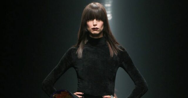 Modelo na passarela do desfile Versace Fall RTW 2025 como parte da Milan Fashion Week.