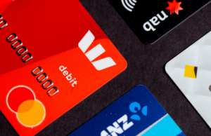 Bancos repassam aumentos nas taxas de juros aos poupadores O logotipo da Wespac fora do escritório de Sydney.