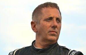Greg Biffle, esposa e filhos da NASCAR estavam a bordo de acidente fatal de avião: amigo Avião pertencente à lenda da NASCAR Greg Biffle cai e pega fogo na Carolina do Norte