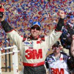 ARQUIVO – O piloto da NASCAR Greg Biffle segura sua filha Emma...