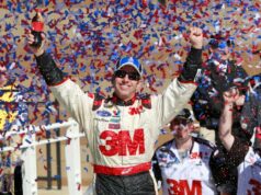 Greg Biffle morre aos 55; O piloto campeão da NASCAR era amado por trabalhar ajudando os outros ARQUIVO – O piloto da NASCAR Greg Biffle segura sua filha Emma...