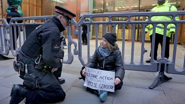 Greta Thunberg é presa apoiando prisioneiros palestinos em greve de fome durante protesto em Londres
