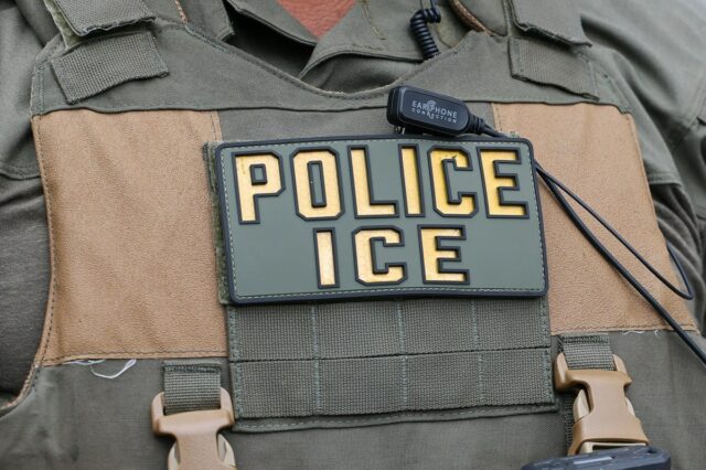 Gritos enquanto agentes do ICE supostamente dirigem um SUV sobre o pé do homem 'nos assombram'
