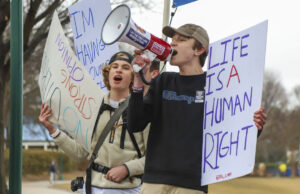 Grupo antiaborto diz que você está ‘bebendo o aborto de outras pessoas’ ARQUIVO - Comprimidos de mifepristona são atendidos em uma clínica da Planned Parenthood na quinta-feira, 18 de julho de 2024, em Ames, Iowa. Algumas mulheres tomaram medicamentos – incluindo contracepção de emergência e pílulas abortivas misoprostol e mifepristona obtidas fora do sistema médico e sem receita médica. (Foto AP / Charlie Neibergall, Arquivo)