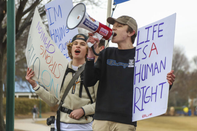 Grupo antiaborto diz que você está ‘bebendo o aborto de ARQUIVO - Comprimidos de mifepristona são atendidos em uma clínica da Planned Parenthood na quinta-feira, 18 de julho de 2024, em Ames, Iowa. Algumas mulheres tomaram medicamentos – incluindo contracepção de emergência e pílulas abortivas misoprostol e mifepristona obtidas fora do sistema médico e sem receita médica. (Foto AP / Charlie Neibergall, Arquivo)