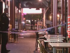 Grupo em fuga após dois homens serem atacados com facões do lado de fora do restaurante Grupo em fuga após dois homens serem atacados com facões do lado de fora do restaurante