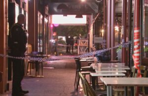 Grupo em fuga após dois homens serem atacados com facões do lado de fora do restaurante Grupo em fuga após dois homens serem atacados com facões do lado de fora do restaurante