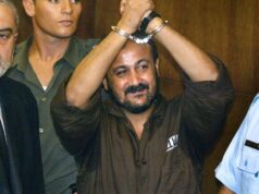 Grupos palestinos expressam ‘graves preocupações’ sobre a segurança de Marwan Barghouti No fundo de parte da barreira de separação de Israel com o retrato do líder preso do Fatah, Marwan Barghouti, soldados israelenses patrulham o posto de controle de Kalandia entre Jerusalém e a cidade de Ramallah, na Cisjordânia,