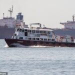 Um barco navega na frente de um petroleiro ancorado no Lago Maracaibo, perto de Maracaibo, estado de Zulia, Venezuela, em 18 de dezembro de 2025