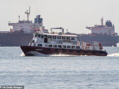 Guarda Costeira dos EUA persegue petroleiro perto da Venezuela depois que tripulação se recusa a embarcar Um barco navega na frente de um petroleiro ancorado no Lago Maracaibo, perto de Maracaibo, estado de Zulia, Venezuela, em 18 de dezembro de 2025