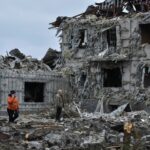 Esta fotografia tirada e divulgada pelo Serviço Estatal de Emergência da Ucrânia em 6 de dezembro de 2025 mostra bombeiros extinguindo um incêndio no local de um ataque aéreo na região de Volyn, em meio à invasão russa da Ucrânia. (Foto por Folheto / SERVIÇO DE EMERGÊNCIA DO ESTADO DA UCRÂNIA / AFP) / RESTRITO AO USO EDITORIAL - CRÉDITO OBRIGATÓRIO