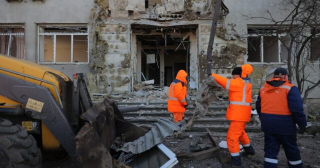 Guerra Rússia-Ucrânia: lista dos principais eventos, dia 1.389 Esta fotografia mostra uma visão geral da cidade de Odesa, no sul, onde alguns bairros estão sem energia em 13 de dezembro de 2025, após ataques de mísseis e drones à infraestrutura energética ucraniana, em meio à invasão russa da Ucrânia. (Foto de Oleksandr GIMANOV/AFP)