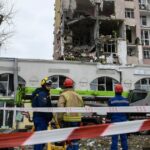 APOSTILA / ESCRITÓRIO PRESIDENCIAL DA UCRÂNIA / AFPCopy Foto de HANDOUT / ESCRITÓRIO PRESIDENCIAL DA UCRÂNIA / AFP Esta fotografia de apostila tirada em 27 de dezembro de 2025 e divulgada pelo Gabinete Presidencial Ucraniano mostra o presidente da Ucrânia, Volodymyr Zelensky (R) e o primeiro-ministro canadense Mark Carney falando à imprensa enquanto se encontram em Halifax, Nova Escócia, Canadá. O estabelecimento de uma paz duradoura na Ucrânia exige