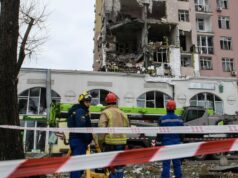 Guerra Rússia-Ucrânia: lista dos principais eventos, dia 1.403 APOSTILA / ESCRITÓRIO PRESIDENCIAL DA UCRÂNIA / AFPCopy Foto de HANDOUT / ESCRITÓRIO PRESIDENCIAL DA UCRÂNIA / AFP Esta fotografia de apostila tirada em 27 de dezembro de 2025 e divulgada pelo Gabinete Presidencial Ucraniano mostra o presidente da Ucrânia, Volodymyr Zelensky (R) e o primeiro-ministro canadense Mark Carney falando à imprensa enquanto se encontram em Halifax, Nova Escócia, Canadá. O estabelecimento de uma paz duradoura na Ucrânia exige