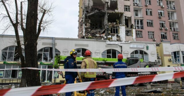 Guerra Rússia-Ucrânia: lista dos principais eventos, dia 1.403 APOSTILA / ESCRITÓRIO PRESIDENCIAL DA UCRÂNIA / AFPCopy Foto de HANDOUT / ESCRITÓRIO PRESIDENCIAL DA UCRÂNIA / AFP Esta fotografia de apostila tirada em 27 de dezembro de 2025 e divulgada pelo Gabinete Presidencial Ucraniano mostra o presidente da Ucrânia, Volodymyr Zelensky (R) e o primeiro-ministro canadense Mark Carney falando à imprensa enquanto se encontram em Halifax, Nova Escócia, Canadá. O estabelecimento de uma paz duradoura na Ucrânia exige