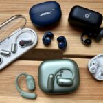 pessoa em fundo azul usando fone de ouvido Bose ultra aberto branco e prateado