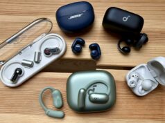 Guia de fones de ouvido abertos: o que são, quem deve comprá-los e por que estão aparecendo em todos os lugares pessoa em fundo azul usando fone de ouvido Bose ultra aberto branco e prateado